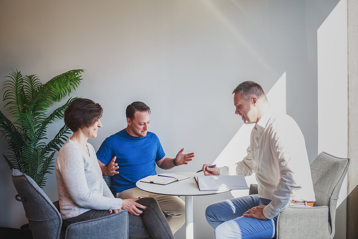 Meetingsituation in Büroräumen der 1000hands AG.