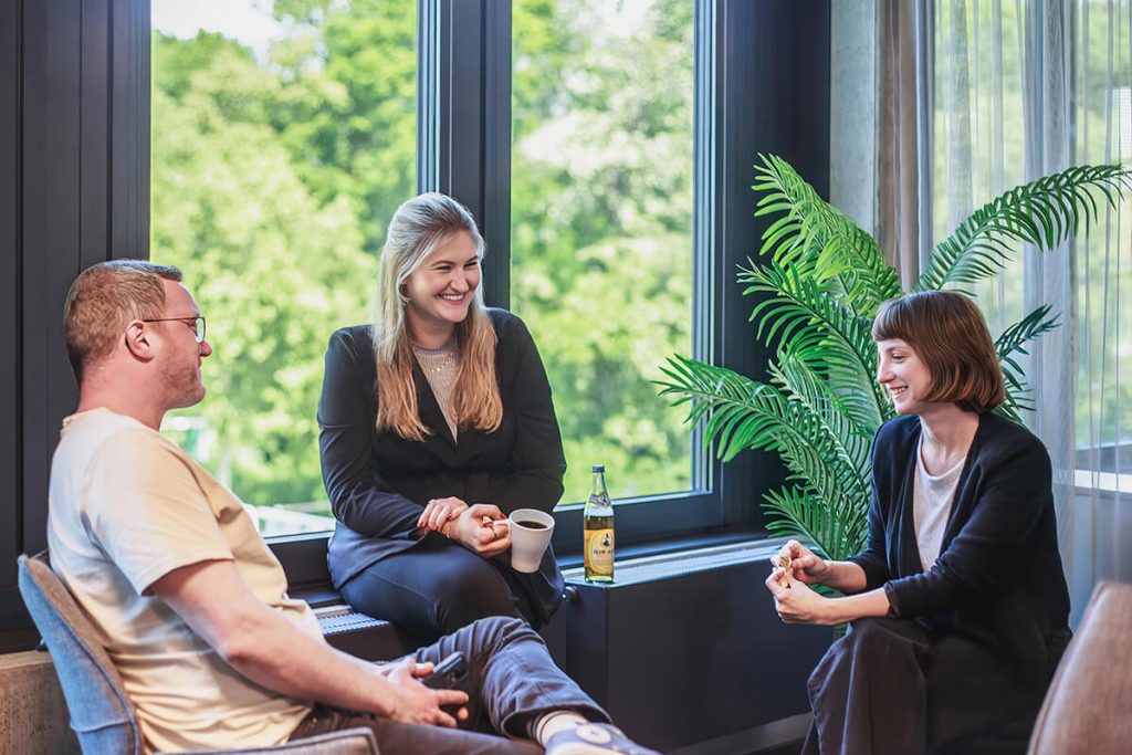 Meetingsituation zu Dritt in Büroräumen der 1000hands AG.