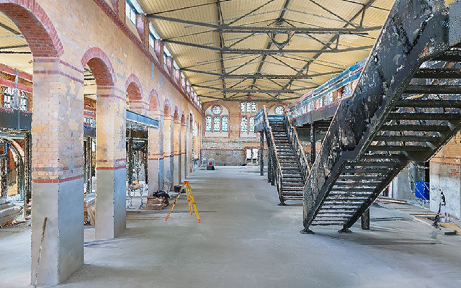 Punktwolke einer alten Industriehalle mit Dach, Treppen und Säulen, aufgenommen von der 1000hands AG.