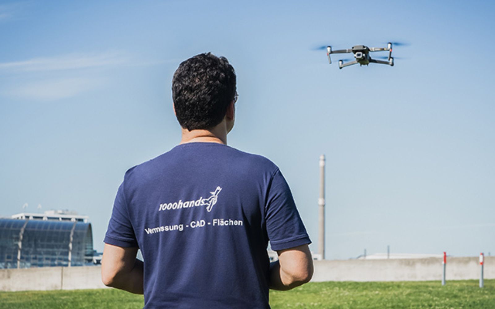 Vermessungsingenieur der 1000hands AG startet Drohne zur Luftvermessung auf Bahngelände.