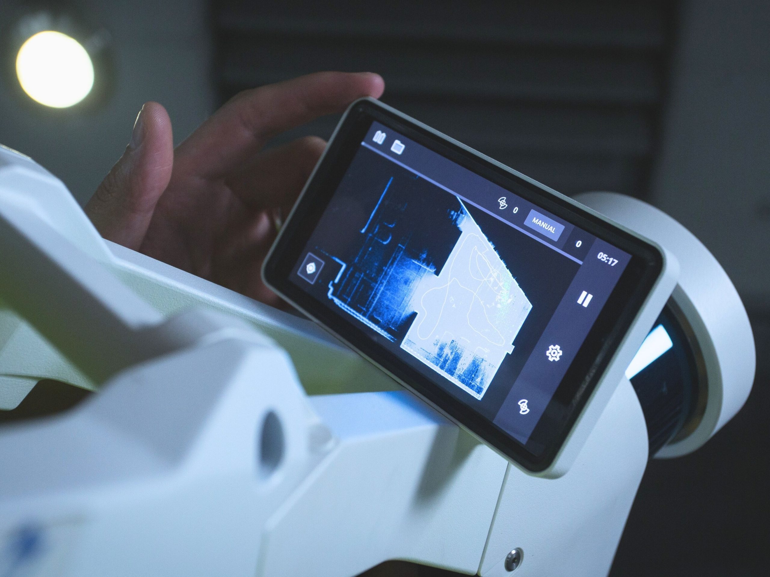 Bildschirm eines LiDAR-Scanner im Einsatz zeigt erfasste Messpunkte und Scanpfad innerhalb der Gebäudepunktwolke.