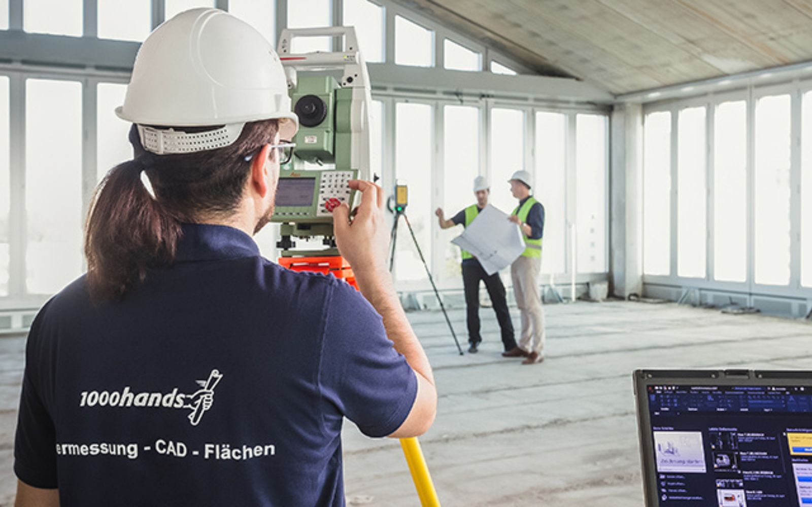Präzise Gebäudevermessung der 1000hands AG im Rohbau mit Tachymeter, Laptop und 3D-Laserscanner durch 3 Vermessungsingenieure.