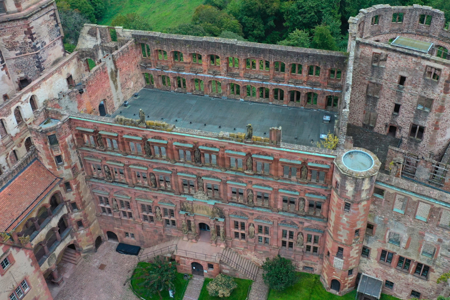 Drohnenaufnahme des Ottheinrichsbau im Rahmen der digitalen Gebäudedokumentation von Schloss Heidelberg.