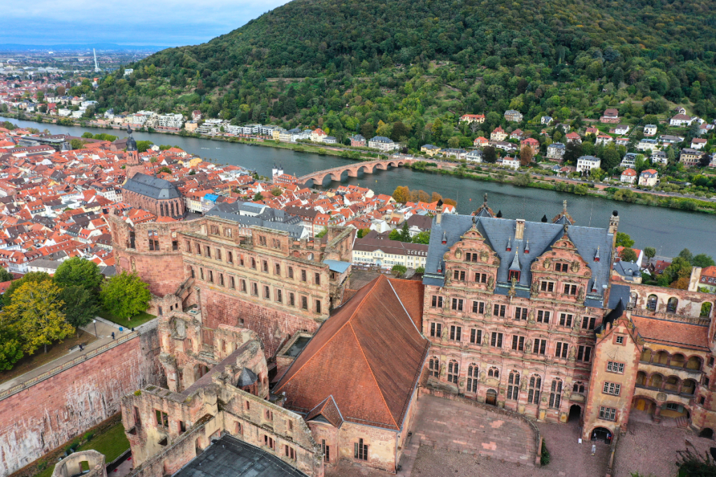 Drohnenaufnahme Schloss Heidelberg mit Blick auf Karl-Theodor-Brücke, erstellt von der 1000hands AG.
