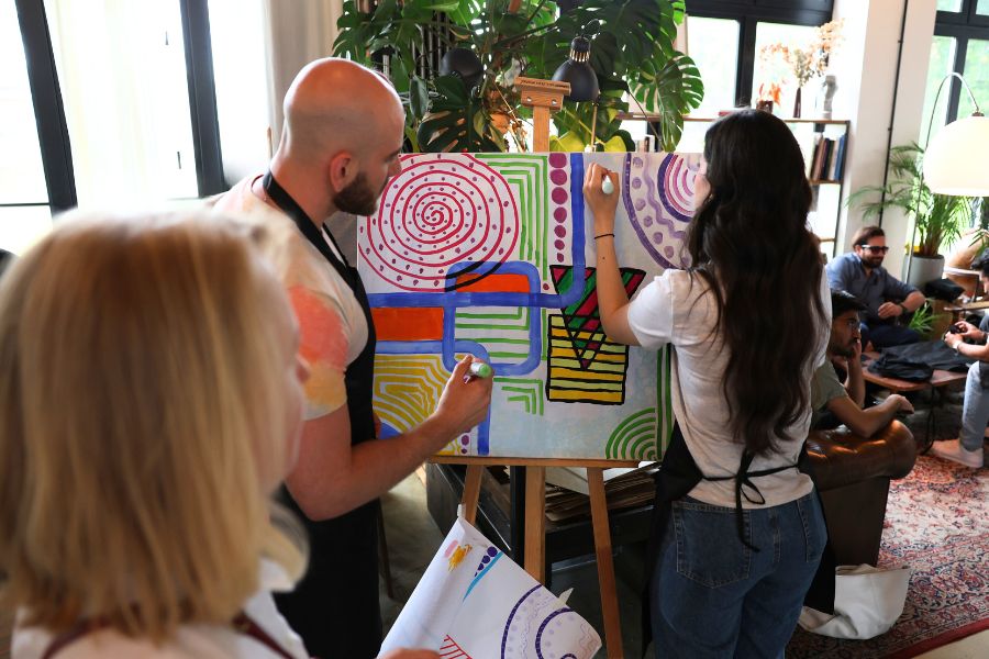 Mitarbeiter der 1000hands AG gestalten beim internen Mal-Workshop bunte Kunstwerke voller Kreativität und Freude.
