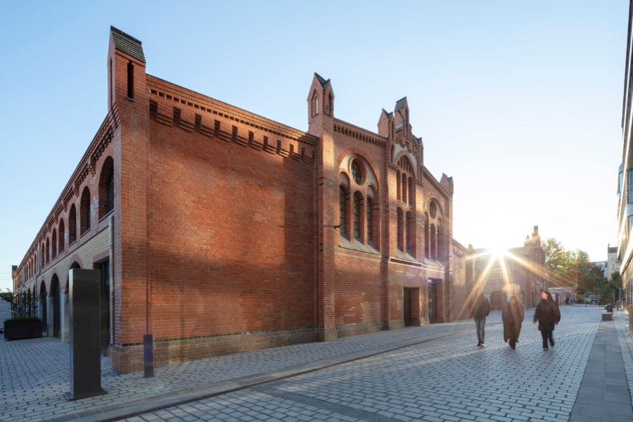 Fotografie einer historischen Industriehalle in Berlin in typischer Backsteinbauweise, erfasst durch die 1000hands AG.
