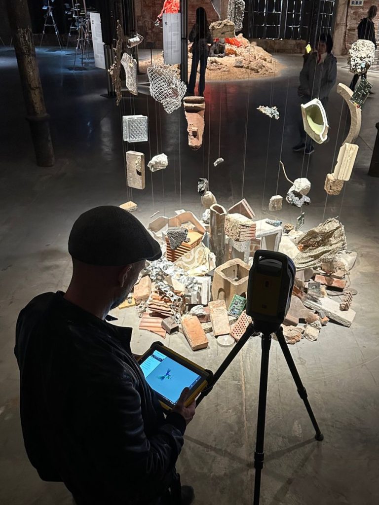 Der Trimble X7 scannt die Installation aus Mineralien und erstellt eine Punktwolke.
