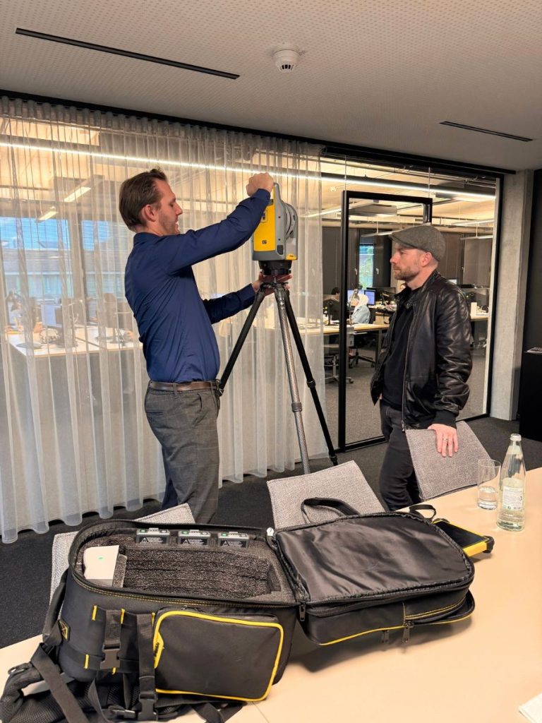 Ein 1000hands Mitarbeiter aus dem 3D und BIM Team zeigt René Rissland wie der Trimble X7 scannt.