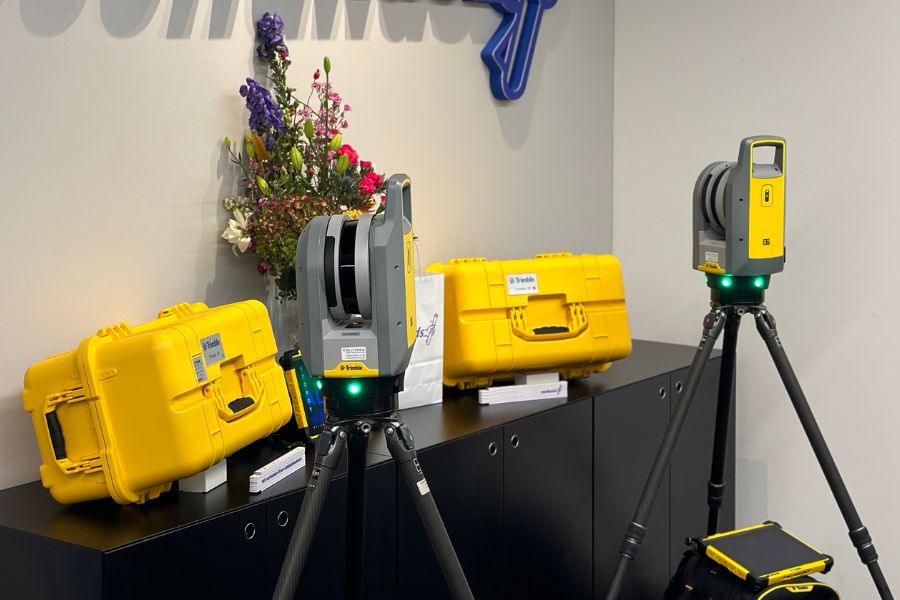 Mehrere Trimble 3D-Laserscanner und Transportkoffer stehen einsatzbereit in den Räumlichkeiten von 1000hands.
